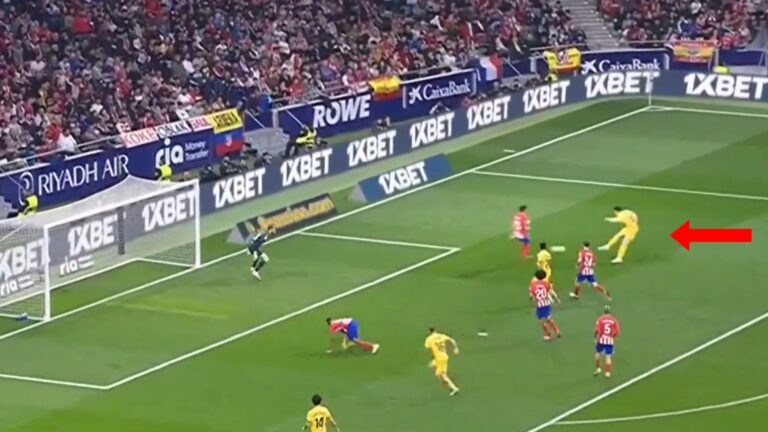 Robert Lewandowski strzelający gola Atletico Madryt