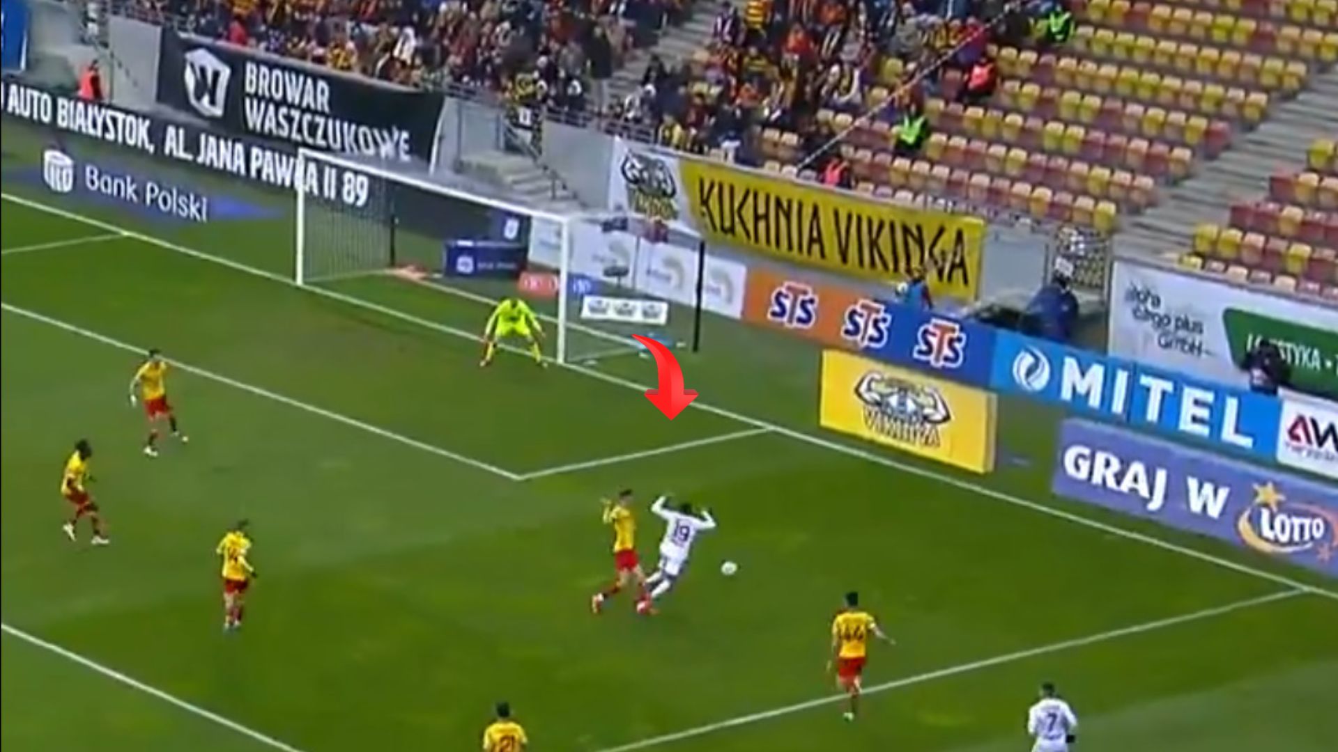 Kontrowersyjny rzut karny w meczu Jagielloni z Rakowem. (Wideo)