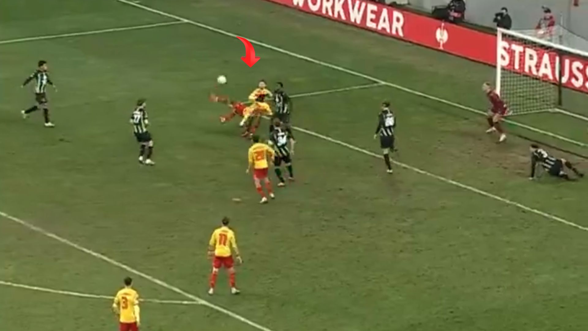 Gol z przewrotki w wykonaniu Afimico Pululu. (Wideo)