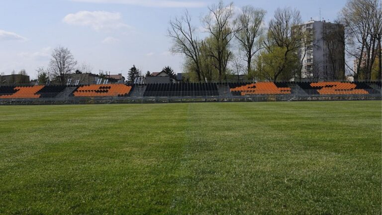 Wieczysta Kraków rozpoczyna ofensywę transferową! Do klubu trafiła była gwiazda Ekstraklasy i nowy obrońca