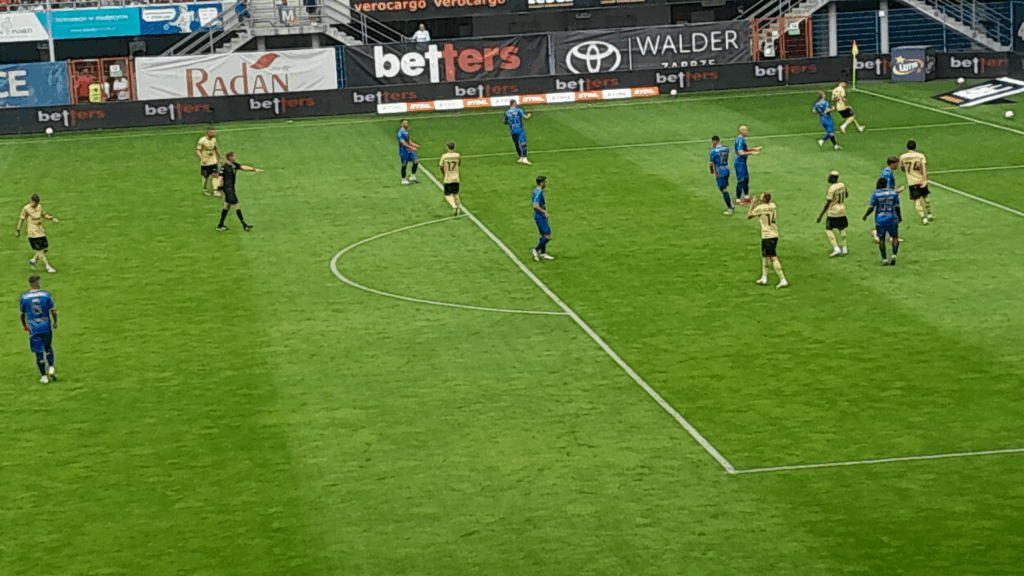 Górnik Zabrze ogrywa Piast w Gliwicach. Decydujący gol Janży w końcówce. (Wideo)