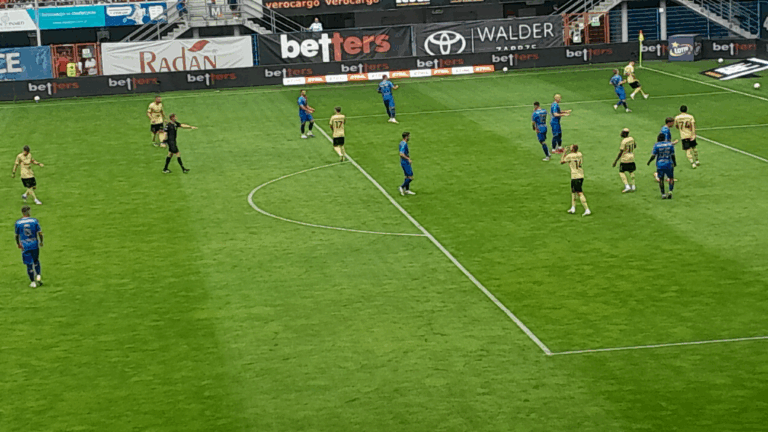 Górnik Zabrze ogrywa Piast w Gliwicach. Decydujący gol Janży w końcówce. (Wideo)