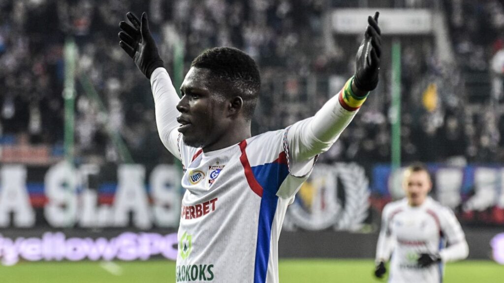 Górnik Zabrze wygrywa z Rakowem. Bohaterem zabrzan został Sow. (Wideo)