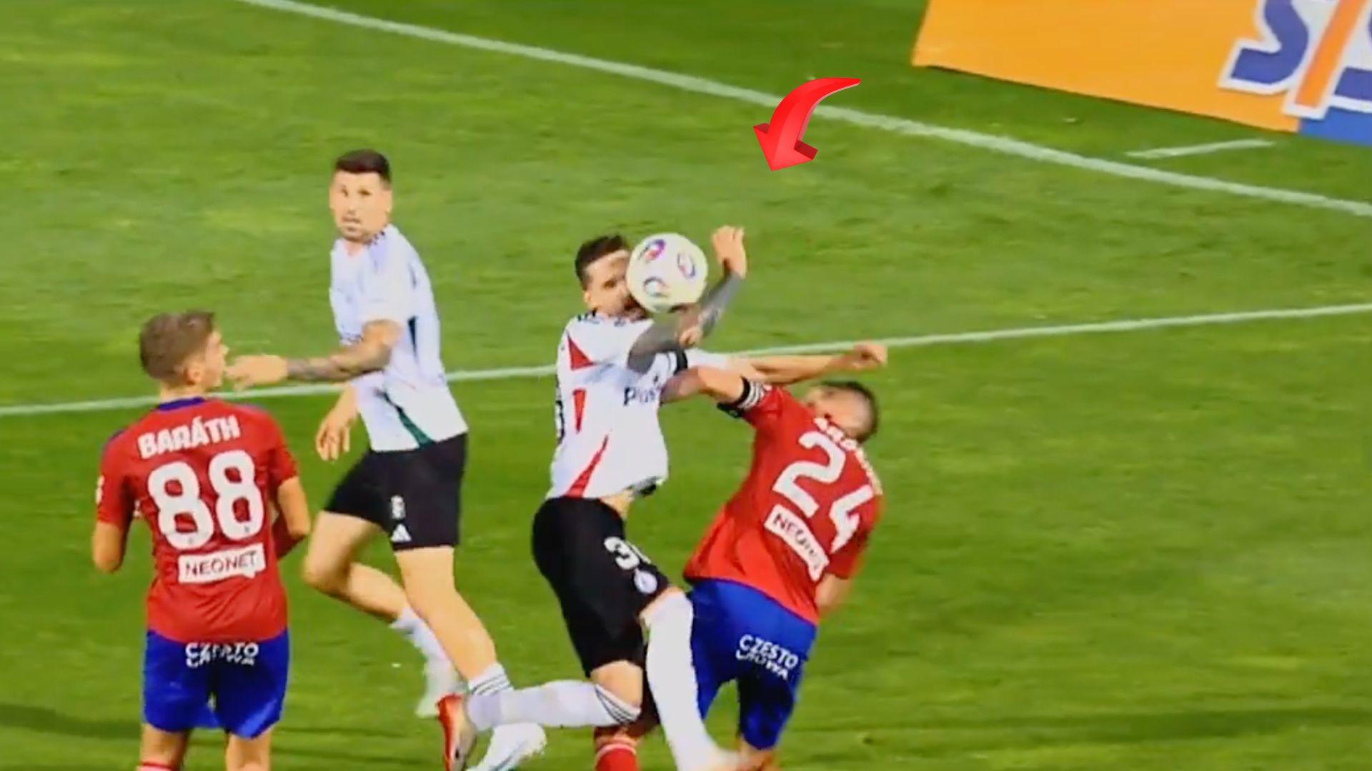 Ogromna kontrowersja w meczu Rakowa z Legią. (Wideo)