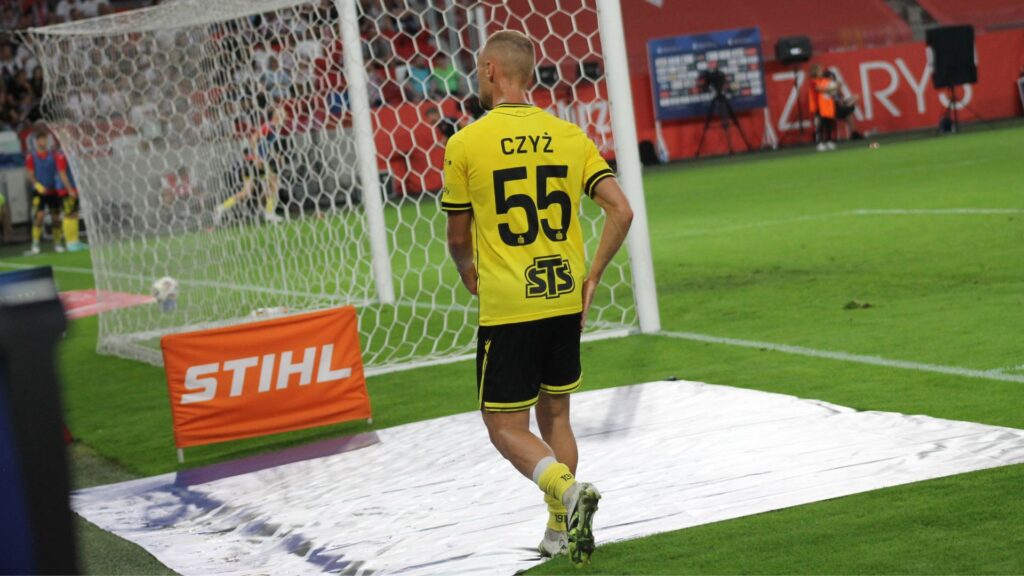 Zawodnik zerwał znów więzadła, a klub przedłużył z nim kontrakt. Widzew Łódź pokazał klasę