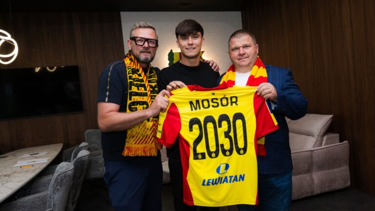 Korona Kielce z kolejny mocnym transferem! Kontrakt z Koroną podpisał Ariel Mosór