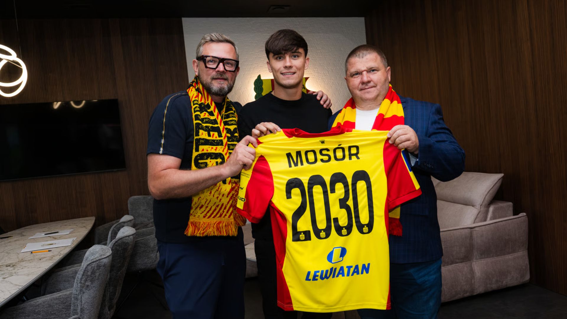 Korona Kielce z kolejny mocnym transferem! Kontrakt z Koroną podpisał Ariel Mosór